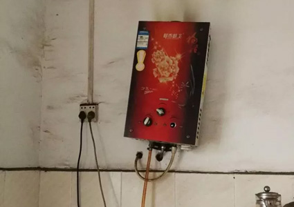 父女命喪家中女兒僅18歲，發(fā)現(xiàn)時熱水器還在燃燒
